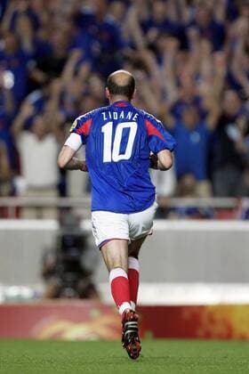 Zinedine Zidane (Frankreich) vor den jubelnden Fans Fußball EM Herren Euro 2004, Europameisterschaft, Länderspiel, Nationalmannschaft, Nationalteam, Gruppe B, Vdig Einzelbild Lissabon