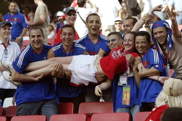Französische Fans tragen gerne zur Völkerverständigung bei - vor allem wenn es sich bei den englischen Fans um weibliche handelt... Fußball EM Herren Euro 2004, Europameisterschaft, Länderspiel, Nationalmannschaft, Nationalteam, Gruppe B, Vdig Gruppe Lissabon Harmonie Freude,