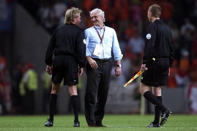 Teamchef Rudi Völler (Mitte, Deutschland) im Gespräch mit Schiedsrichter Anders Frisk (li.) und Linienrichter Peter Ekström (beide Schweden) Fußball EM Herren Euro 2004, Europameisterschaft, Länderspiel, Nationalmannschaft, Nationalteam, Gruppe D, Gruppe Porto Freude,
