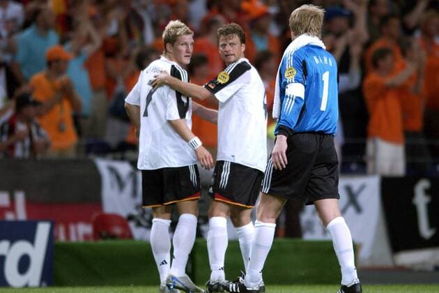 Bastian Schweinsteiger (li.) und Christian Wörns (Mitte) schauen ängstlich zu Torwart Kahn (alle Deutschland) Fußball EM Herren Euro 2004, Europameisterschaft, Länderspiel, Nationalmannschaft, Nationalteam, Gruppe D, Gruppe Porto