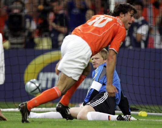 Torwart Oliver Kahn (Deutschland, re.) sitzt geschlagen am Boden, daneben der jubelnde Ruud van Nistelrooy (Niederlande) Fußball EM Herren Euro 2004, Europameisterschaft, Länderspiel, Nationalmannschaft, Nationalteam, Gruppe D Gruppe Porto