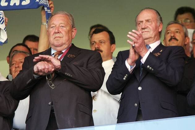 UEFA-Präsident Lennart Johansson (li., Schweden) mit König Juan Carlos von Spanien auf der Tribüne Fußball EM Herren Euro 2004, Europameisterschaft, Länderspiel, Nationalmannschaft, Nationalteam, Gruppe A, Vdig Gruppe Porto