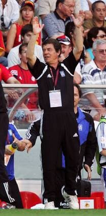 Nationaltrainer Otto Rehhagel (Griechenland) jubelt Fußball EM Herren Euro 2004, Europameisterschaft, Länderspiel, Nationalmannschaft, Nationalteam, Gruppe A, Vdig Einzelbild Porto Freude,
