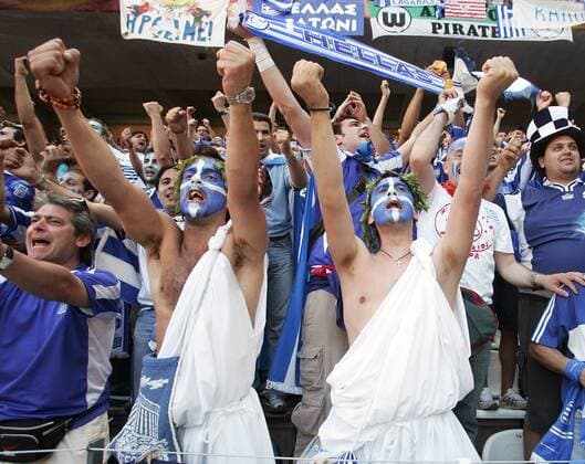 Griechische Fans außer Rand und band nach dem Ausgleich ihres Teams Fußball EM Herren Euro 2004, Europameisterschaft, Nationalmannschaft, Nationalteam, Länderspiel, Vdig, Gruppe A Gruppe Porto Glück, Begeisterung, Freude,
