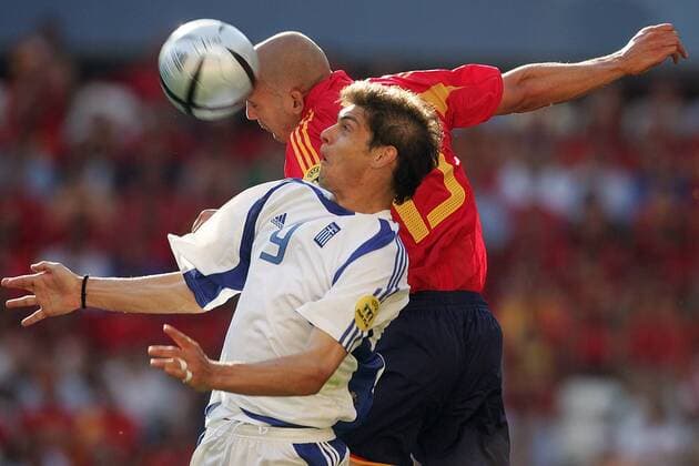 Angelos Charisteas (Griechenland, vorn) gegen Raul Bravo (Spanien) Fußball EM Herren Euro 2004, Europameisterschaft, Nationalmannschaft, Nationalteam, Länderspiel, Vdig, Gruppe A Gruppe Porto Dynamik,