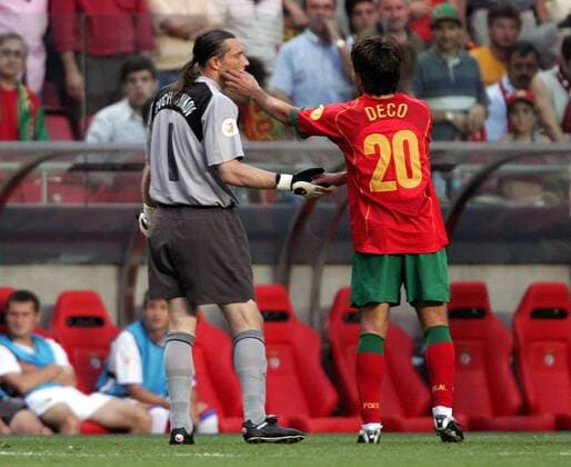 Deco (Portugal, re.) tröstet den des Platzes verwiesenen Torwart Sergei Ovchinnikov (Rußland) Fußball EM Herren Euro 2004, Europameisterschaft, Länderspiel, Nationalmannschaft, Nationalteam, Gruppe A Gruppe Fairplay, fair play, Fairness, Fairneß Lissabon Harmonie,
