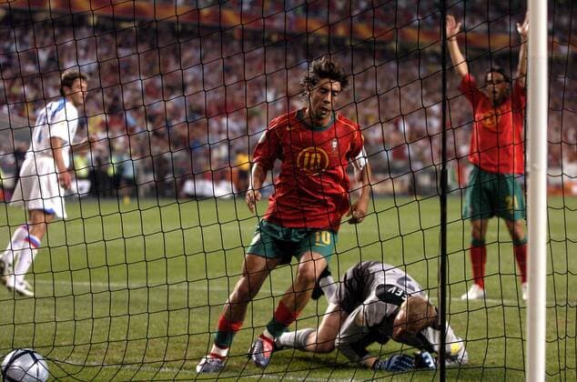 Rui Costa (Portugal) erzielt den Treffer zum 0:2, Torwart Viacheslav Malafeev (Rußland) chancenlos am Boden Fußball EM Herren Euro 2004, Europameisterschaft, Länderspiel, Nationalmannschaft, Nationalteam, Gruppe A Gruppe Hintertor, Hintertorkamera, Hintertorperspektive Lissabon