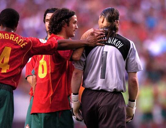 Ricardo Carvalho (Portugal) tröstet und beruhigen den des Platzes verwiesenen Torwart Sergei Ovchinnikov (Rußland) Fußball EM Herren Euro 2004, Europameisterschaft, Länderspiel, Nationalmannschaft, Nationalteam, Gruppe A Gruppe Lissabon