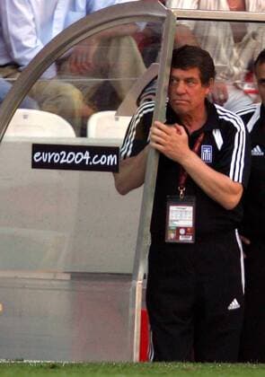 Nationaltrainer Otto Rehhagel (Griechenland) versteckt sich Fußball EM Herren Euro 2004, Europameisterschaft, Länderspiel, Nationalmannschaft, Nationalteam, Gruppe A Einzelbild Porto Nachdenklichkeit, Skepsis, Spannung