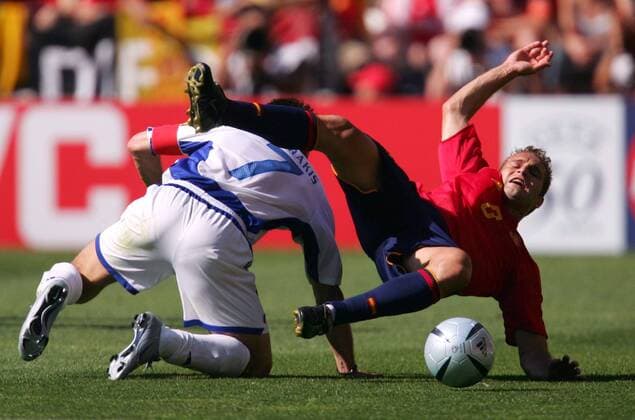 Theodoros Zagorakis (Griechenland, li.) gegen Ruben Baraja (Spanien) Fußball EM Herren Euro 2004, Europameisterschaft, Länderspiel, Nationalmannschaft, Nationalteam, Gruppe A Gruppe Porto Dynamik, Kampf,
