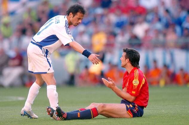 Fairplay - Themistoklis Nikolaidis (Griechenland) will Carlos Marchena (Spanien) aufhelfen Fußball EM Herren Euro 2004, Europameisterschaft, Länderspiel, Nationalmannschaft, Nationalteam, Gruppe A Gruppe Porto