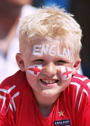 Junger englischer Fan steht zu seinem Team Fußball EM Herren Euro 2004, Europameisterschaft, Länderspiel, Nationalmannschaft, Nationalteam, Gruppe B, Vdig Porträt Coimbra
