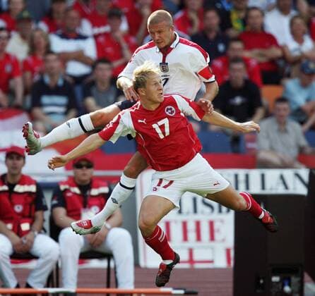 Christoph Spycher (vorn, Schweiz) gegen David Beckham (England) Fußball EM Herren Euro 2004, Europameisterschaft, Länderspiel, Nationalmannschaft, Nationalteam, Gruppe B, Vdig Gruppe Coimbra Dynamik,