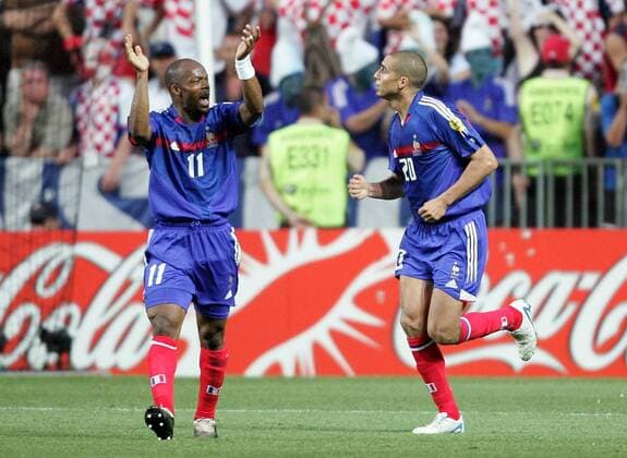 Sylvain Wiltord (li.) und David Trezeguet (beide Frankreich) - Torjubel Fußball EM Herren Euro 2004, Europameisterschaft, Länderspiel, Nationalmannschaft, Nationalteam, Gruppe B Gruppe Leiria Freude,