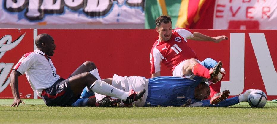 Sol Campbell (li.) und Torwart David James (Mitte, beide England) gegen Stephane Chapuisat (Schweiz) Fußball EM Herren Euro 2004, Europameisterschaft, Länderspiel, Nationalmannschaft, Nationalteam, Gruppe B Gruppe Coimbra Dynamik, Kampf,
