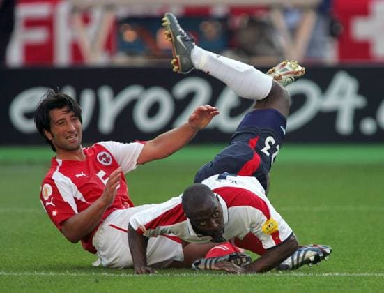 Murat Yakin (Schweiz, li.) gegen Darius Vassell (England) Fußball EM Herren Euro 2004, Europameisterschaft, Länderspiel, Nationalmannschaft, Nationalteam, Gruppe B Gruppe Coimbra Kampf, Dynamik,