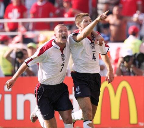 David Beckham (li.) und Steven Gerrard (beide England) - Torjubel Fußball EM Herren Euro 2004, Europameisterschaft, Länderspiel, Nationalmannschaft, Nationalteam, Gruppe B Gruppe Coimbra Begeisterung, Freude,