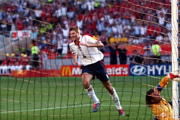 Torschütze Steven Gerrard (England, li.) dreht jubelnd ab, Torwart Stiel (Schweiz) ist geschlagen Fußball EM Herren Euro 2004, Europameisterschaft, Länderspiel, Nationalmannschaft, Nationalteam, Gruppe B Gruppe Coimbra Freude,