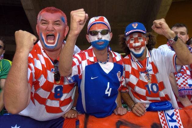 Grenzenloser Jubel bei Kroatischen Fans Fußball EM Herren Euro 2004, Europameisterschaft, Länderspiel, Nationalmannschaft, Nationalteam, Gruppe B Gruppe Landesfarbe, Bemalung, Leiria Begeisterung, Freude,