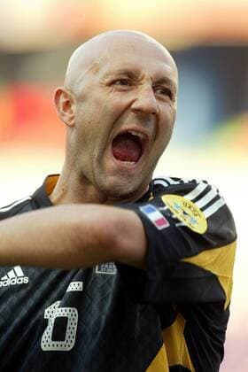 Torwart Fabien Barthez (Frankreich) wütend Fußball EM Herren Euro 2004, Europameisterschaft, Länderspiel, Nationalmannschaft, Nationalteam, Gruppe B, Vdig Porträt Leiria Wut, Spannung,