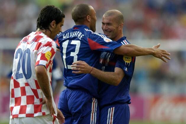 Zinedine Zidane (re.) jubelt mit Mikael Silvestre (beide Frankreich), daneben der enttäuschte Dovani Rosso (Kroatien) Fußball EM Herren Euro 2004, Europameisterschaft, Länderspiel, Nationalmannschaft, Nationalteam, Gruppe B Gruppe Leiria Freude,