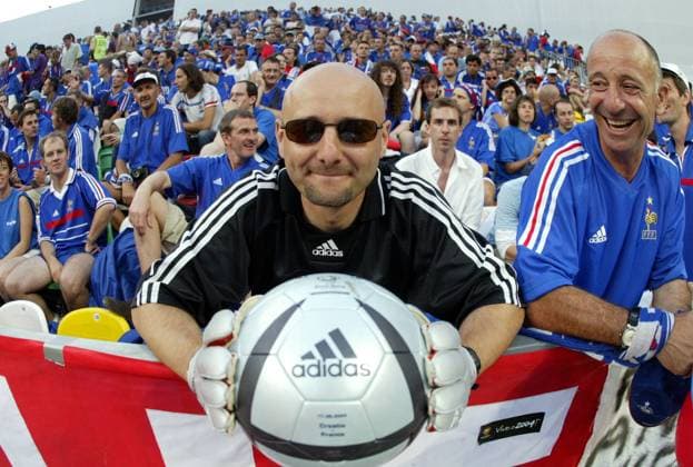 Torwart Fabien Barthez (Frankreich) im Fanblock? - Nein, aber eine gewisse Ähnlichkeit kann man seinem Doppelgänger nicht abschreiben... Fußball EM Herren Euro 2004, Europameisterschaft, Länderspiel, Nationalmannschaft, Nationalteam, Gruppe B, Vdig Gruppe Leiria