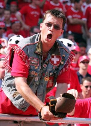 Ein Schweizer Fan feuert seine Lieblinge mit einer Kuhglocke an Fußball EM Herren Euro 2004, Europameisterschaft, Länderspiel, Nationalmannschaft, Nationalteam, Gruppe B Einzelbild Coimbra