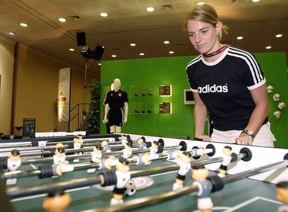 Nia Künzer (Deutschland) macht auch beim Kickern im DFB-Pressezentrum eine gute Figur. Sie ist für das ARD-Morgenmagazin während der Euro 2004 als Reporterin im Einsatz Fußball EM Herren Euro 2004, Europameisterschaft, Nationalmannschaft, Nationalteam, Einzelbild Faro, Almancil