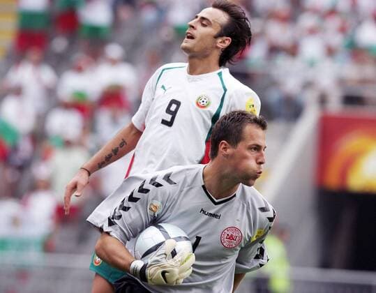 Torwart Thomas Sörensen (vorn, Dänemark) sichert vor Dimitar Berbatov (Bulgarien) Fußball EM Herren Euro 2004, Europameisterschaft, Länderspiel, Nationalmannschaft, Nationalteam, Gruppe C Gruppe Braga