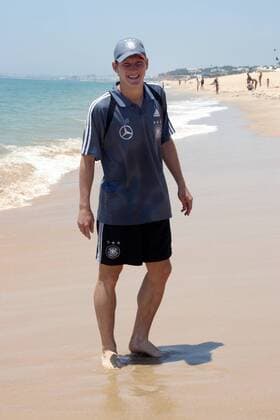 Strandspaziergang - Bastian Schweinsteiger (Deutschland) am Atlantik Fußball EM Herren Euro 2004, Europameisterschaft, Nationalmannschaft, Nationalteam, Vdig Totale Faro-Loule, Almancil