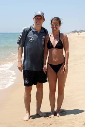 Bastian Schweinsteiger (Deutschland) läßt sich mit einer Touristin fotografieren Fußball EM Herren Euro 2004, Europameisterschaft, Nationalmannschaft, Nationalteam, Vdig Gruppe volksnah, Volksnähe, freundlich, sympathisch Faro-Loule, Almancil