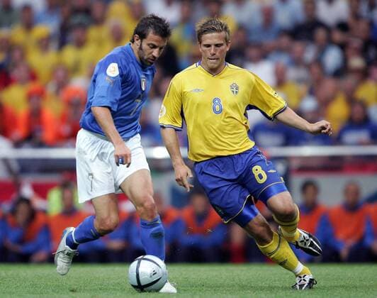 Alessandro del Piero (Italien, li.) gegen Anders Svensson (Schweden) Fußball EM Herren Euro 2004, Europameisterschaft, Länderspiel, Nationalmannschaft, Nationalteam Gruppe Porto