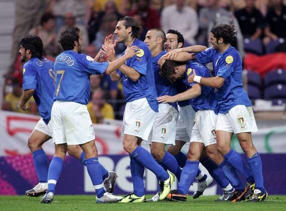 Torjubel Italien - Torschütze Antonio Cassano (2. v. re.) empfängt die Glückwünsche seiner Mitspieler, v. re: Simone Perrotta, Gianluca Zambrotta, Fabio Cannavaro, Christian Vieri und Alessandro del Piero Fußball EM Herren Euro 2004, Europameisterschaft, Länderspiel, Nationalmannschaft, Nationalteam Gruppe Porto Freude,