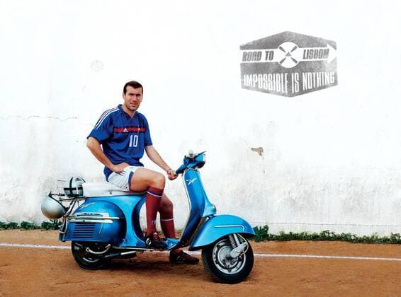 Zinedine Zidane (Frankreich) präsentiert während eines Werbeshootings unter dem Motto Impossible is Nothing den offiziellen Ball der Euro 2004 - den Adidas Roteiro Fußball EM Herren Euro 2004, Europameisterschaft, Nationalmannschaft, Nationalteam, Werbeaufnahme, Werbekampagne, Einzelbild Werbeshooting