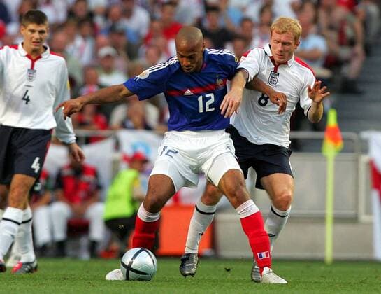 Thierry Henry (Frankreich, li.) behauptet den Ball gegen Paul Scholes (England) Fußball EM Herren Euro 2004, Europameisterschaft, Länderspiel, Nationalmannschaft, Nationalteam, Gruppe B, Gruppe Lissabon Dynamik,