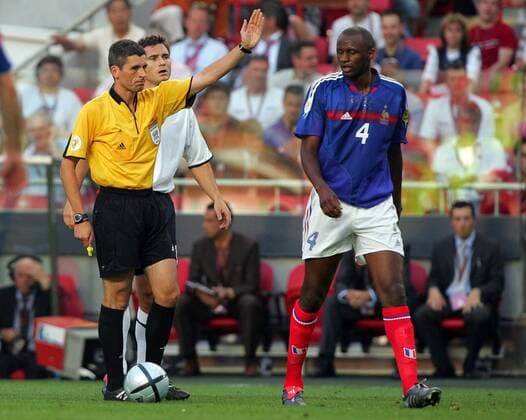 FIFA-Schiedsrichter Dr. Markus Merk lässt sich mit Patrick Vieira (Frankreich) auf keine Diskussionen ein Fußball EM Herren Euro 2004, Europameisterschaft, Länderspiel, Nationalmannschaft, Nationalteam, Gruppe B, Gruppe Lissabon