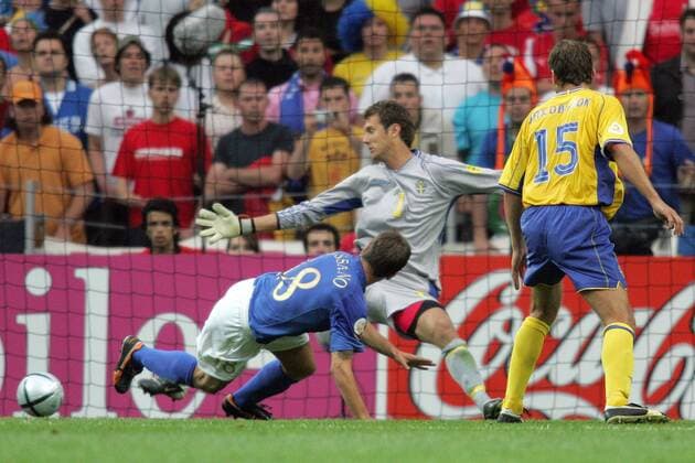 Antonio Cassano (Italien, li.) erzielt gegen Torwart Andreas Isaksson (Schweden) die 1:0-Führung Fußball EM Herren Euro 2004, Europameisterschaft, Länderspiel, Nationalmannschaft, Nationalteam, Gruppe C, Gruppe Porto Dynamik,