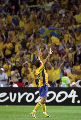 Torschütze Zlatan Ibrahimovic (Schweden) lässt sich nach seinem Traumtor von den Anhängern feiern Fußball EM Herren Euro 2004, Europameisterschaft, Länderspiel, Nationalmannschaft, Nationalteam, Gruppe C, Einzelbild Porto Begeisterung, Freude,