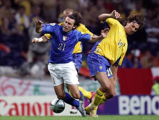 Andrea Pirlo (Italien, li.) gegen Zlatan Ibrahimovic (Schweden) Fußball EM Herren Euro 2004, Europameisterschaft, Länderspiel, Nationalmannschaft, Nationalteam, Gruppe C Gruppe Porto Dynamik, Kampf,