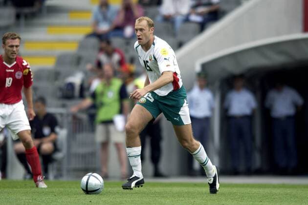 Marian Hristov (Bulgarien) am Ball Fußball EM Herren Euro 2004, Europameisterschaft, Länderspiel, Nationalmannschaft, Nationalteam, Gruppe C, Einzelbild Braga Dynamik,