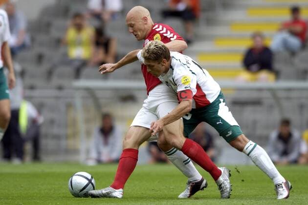 Thomas Gravesen (Dänemark, li.) schüttelt Stilian Petrov (Bulgarien) ab Fußball EM Herren Euro 2004, Europameisterschaft, Länderspiel, Nationalmannschaft, Nationalteam, Gruppe C, Gruppe Braga Dynamik,