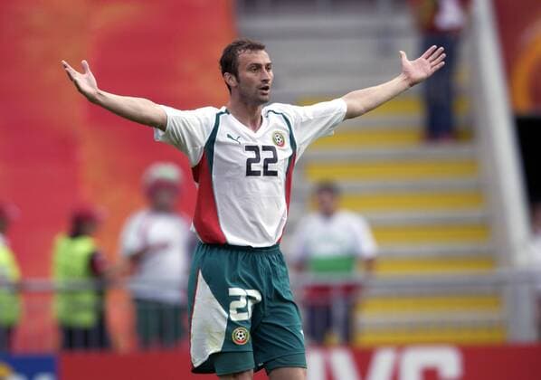 Ilian Stoianov (Bulgarien) reklamiert Fußball EM Herren Euro 2004, Europameisterschaft, Länderspiel, Nationalmannschaft, Nationalteam, Gruppe C, Einzelbild Braga