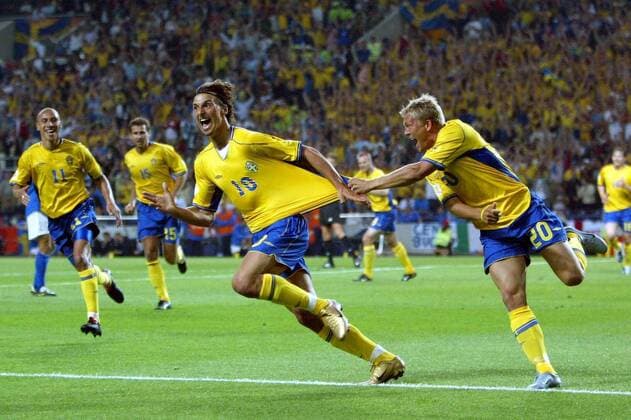 Torjubel Schweden, v. re.: Marcus Allbäck, Zlatan Ibrahimovic und Henrik Larsson Fußball EM Herren Euro 2004, Europameisterschaft, Länderspiel, Nationalmannschaft, Nationalteam, Nationaltrikot Gruppe Porto Freude, Begeisterung,