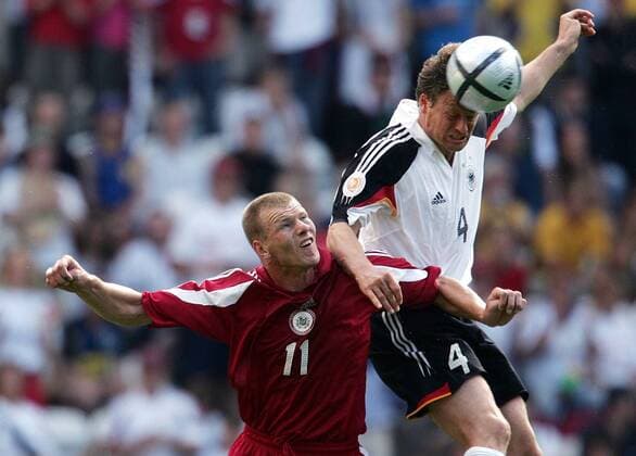 Christian Wörns (Deutschland, re.) gegen Andrejs Prohorenkovs (Lettland) Fußball EM Herren Euro 2004, Europameisterschaft, Länderspiel, Nationalmannschaft, Nationalteam, Gruppe D Gruppe Porto Dynamik,