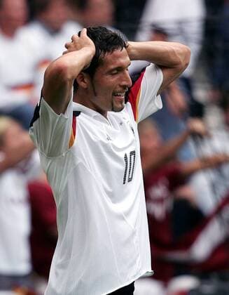 Kevin Kuranyi (Deutschland) fasst sich fassungslos an den Kopf Fußball EM Herren Euro 2004, Europameisterschaft, Länderspiel, Nationalmannschaft, Nationalteam, Gruppe D Einzelbild Porto Enttäuschung,