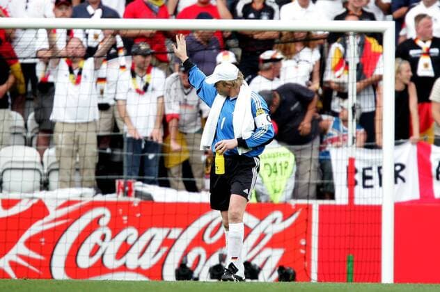 Torwart Oliver Kahn (Deutschland) verabschiedet sich von den Fans Fußball EM Herren Euro 2004, Europameisterschaft, Länderspiel, Nationalmannschaft, Nationalteam, Gruppe D Einzelbild Porto