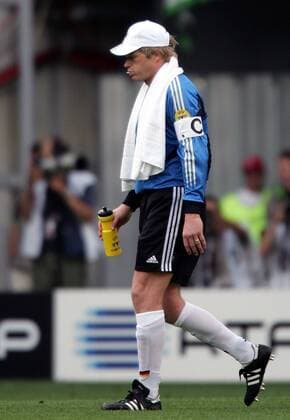 Torwart Oliver Kahn (Deutschland) verlässt enttäuscht den Platz Fußball EM Herren Euro 2004, Europameisterschaft, Länderspiel, Nationalmannschaft, Nationalteam, Gruppe D Einzelbild Porto Enttäuschung,