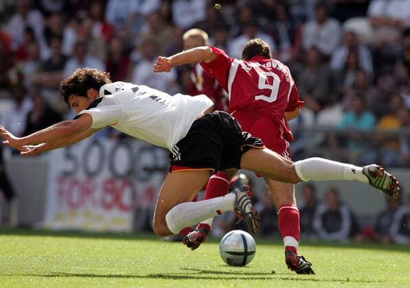 Maris Verpakovskis (Lettland) setzt sich gegen Michael Ballack (Deutschland) durch Fußball EM Herren Euro 2004, Europameisterschaft, Länderspiel, Nationalmannschaft, Nationalteam, Gruppe D Gruppe Porto Dynamik, Kampf,