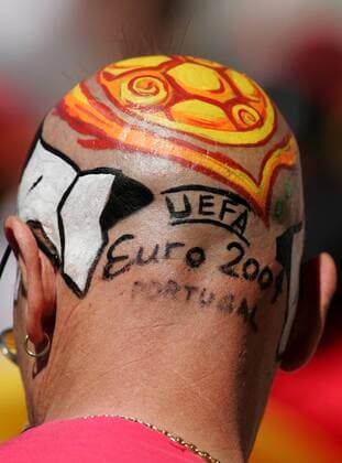 Fußballfan hat nur noch die Euro 2004 im Kopf (und das Turnierlogo auf seiner Glatze...) Fußball EM Herren Euro 2004, Europameisterschaft, Länderspiel, Nationalmannschaft, Nationalteam, Gruppe D Einzelbild Porto