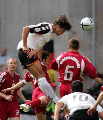 Michael Ballack (Deutschland) - Kopfball Fußball EM Herren Euro 2004, Europameisterschaft, Länderspiel, Nationalmannschaft, Nationalteam, Gruppe D Gruppe Porto Dynamik,